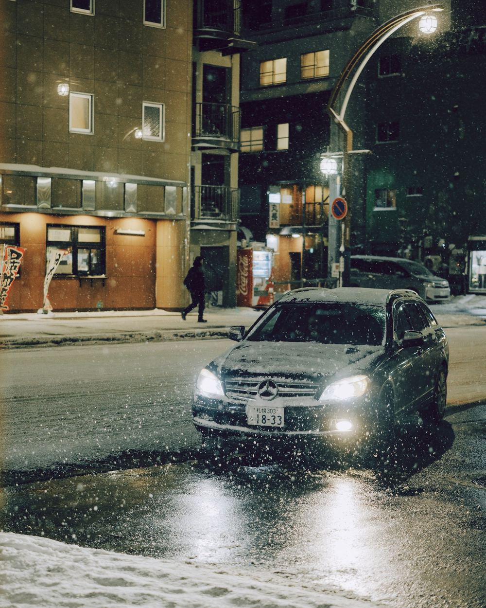 雪の降る夜の札幌の街並み